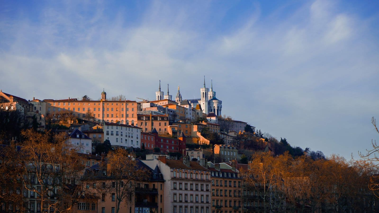 La colline de Fourvière et sa basilique vues depuis les quais de Saône, à Lyon