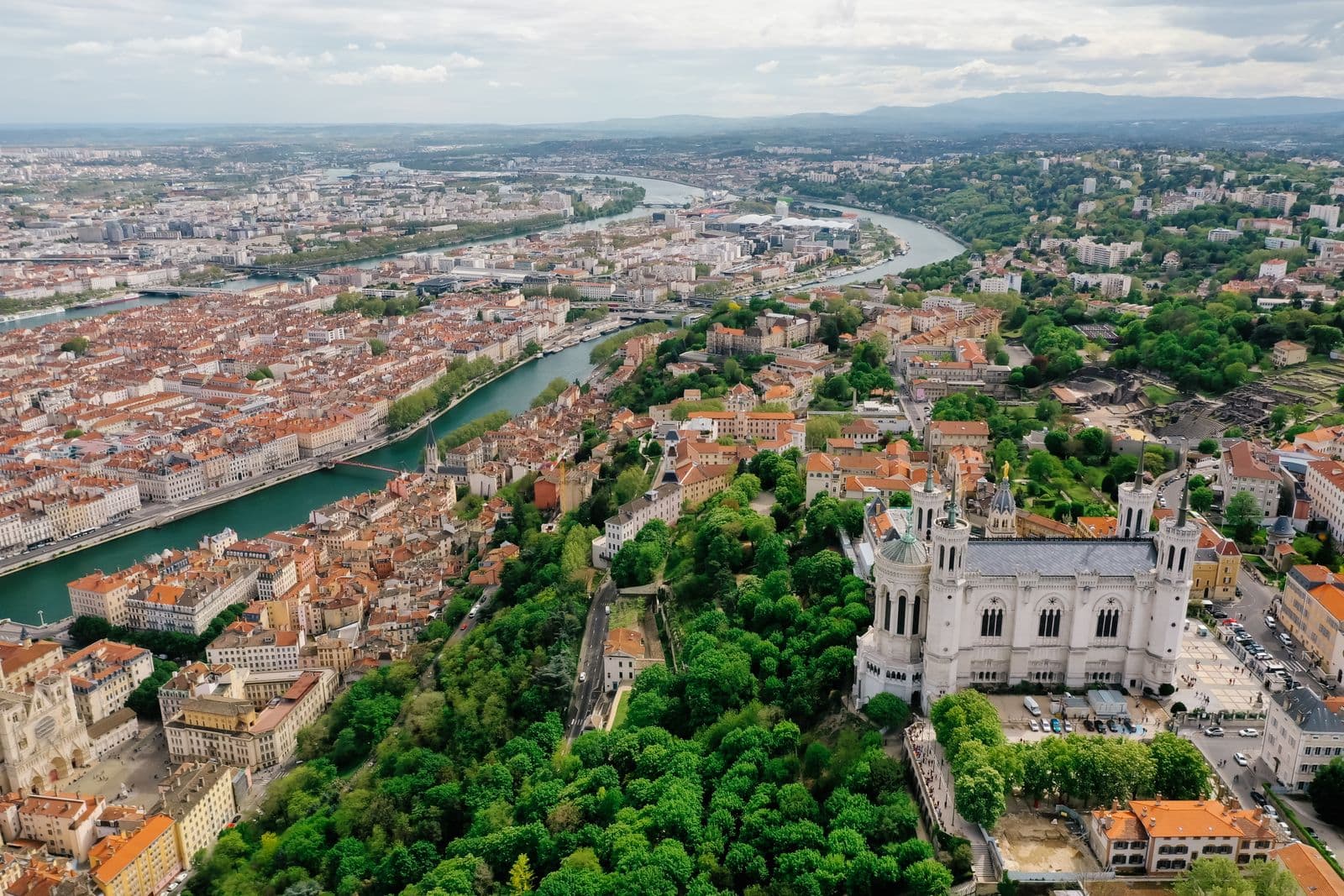 La basilique de Fourvière et les toits du Vieux Lyon, cœur de notre zone d'intervention