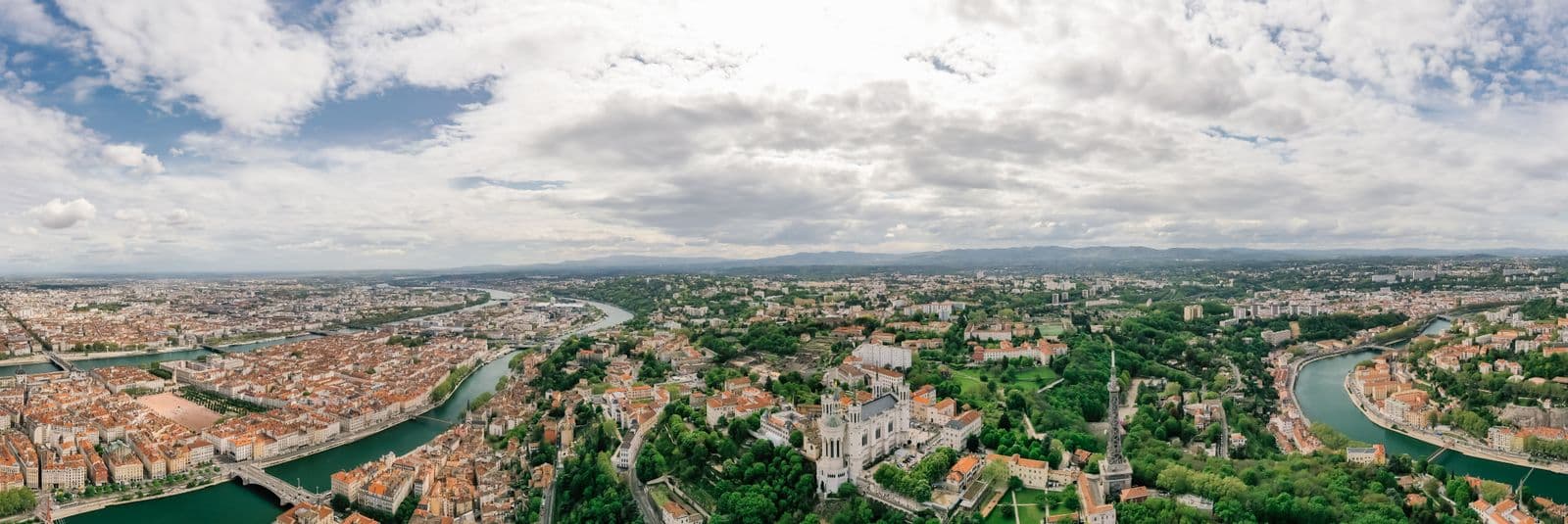 Vue panoramique de Lyon : la Saône, la colline de Fourvière et les toits de la ville