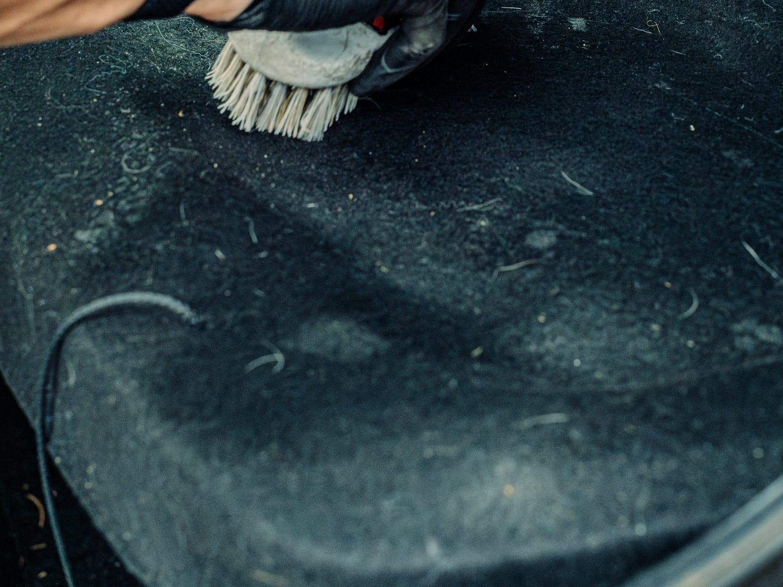 Passages répétés à la brosse sur une surface d'habitacle très encrassée