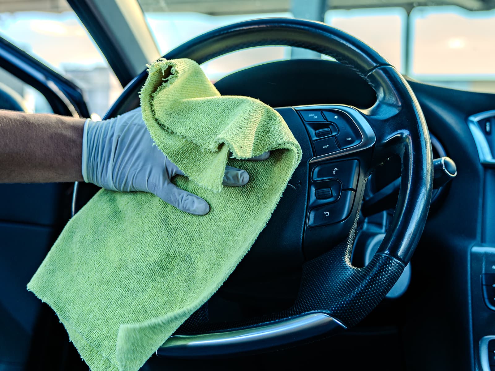 Nettoyage du volant et de ses commandes à la microfibre