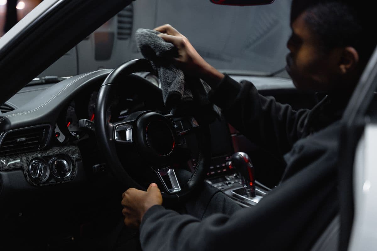 Nettoyage du volant à la microfibre, geste inclus dans le nettoyage intérieur