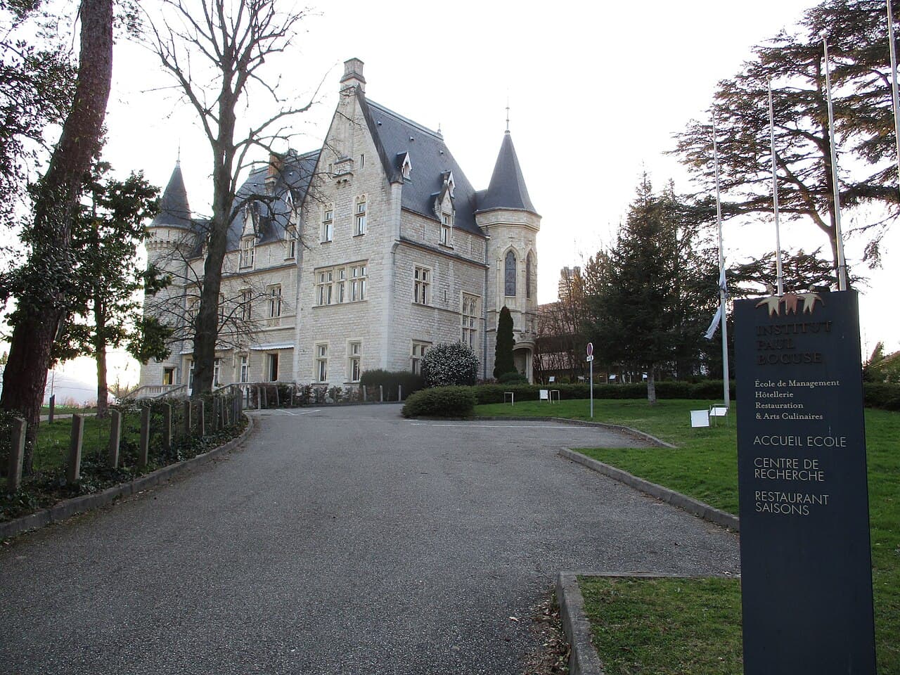 Le château du Vivier, siège de l'Institut Paul Bocuse, à Écully