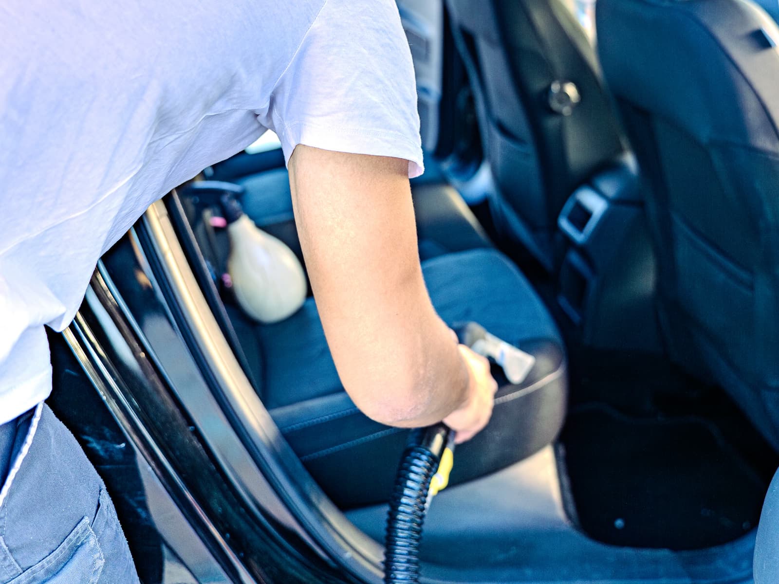 Aspiration d'un siège arrière au suceur plat, lors d'une intervention Washoo