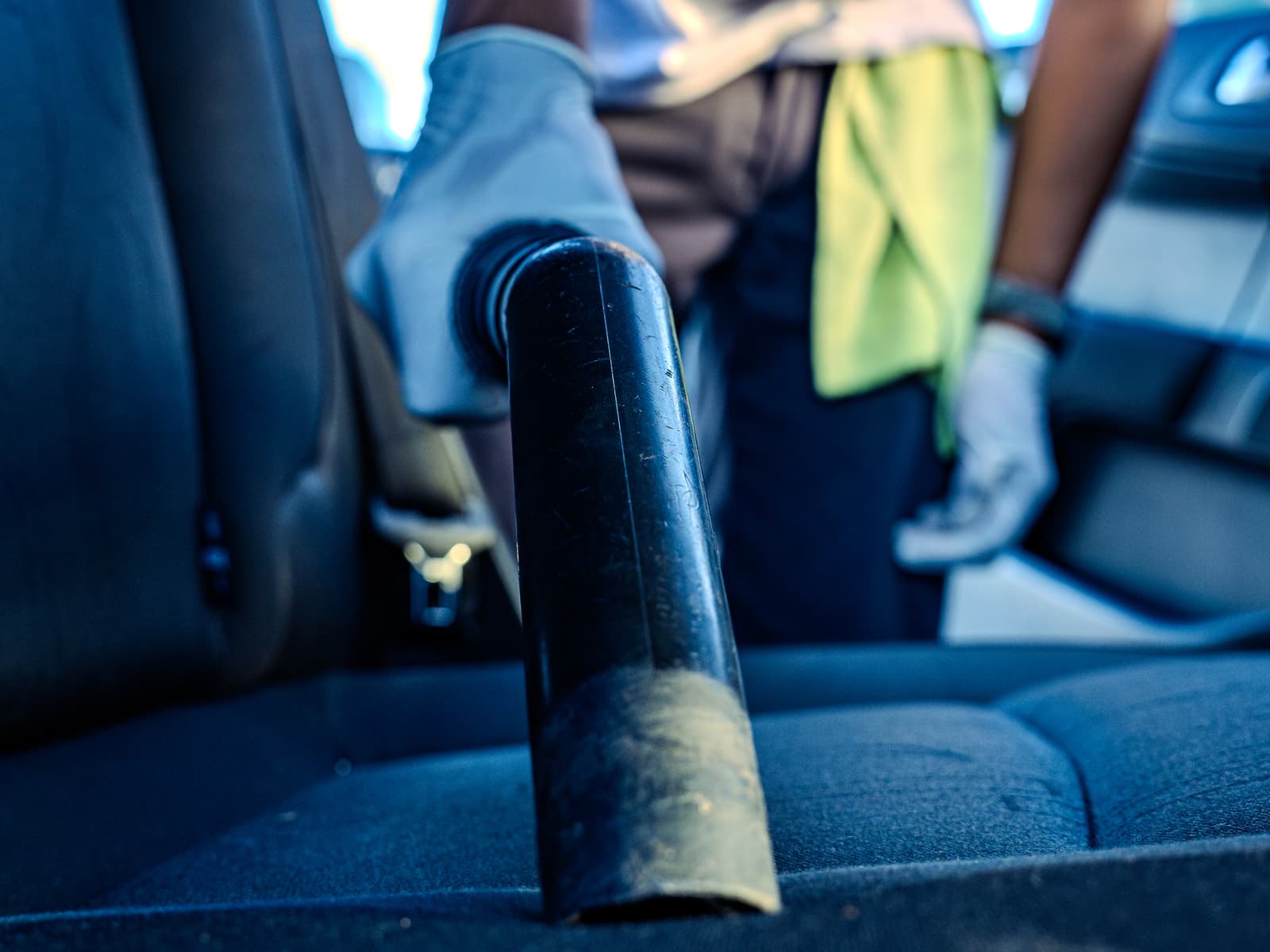 Aspiration d'une banquette de voiture au suceur plat, lors d'une intervention Washoo