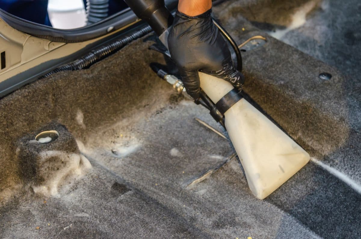 Injection/extraction sur la moquette d'un coffre