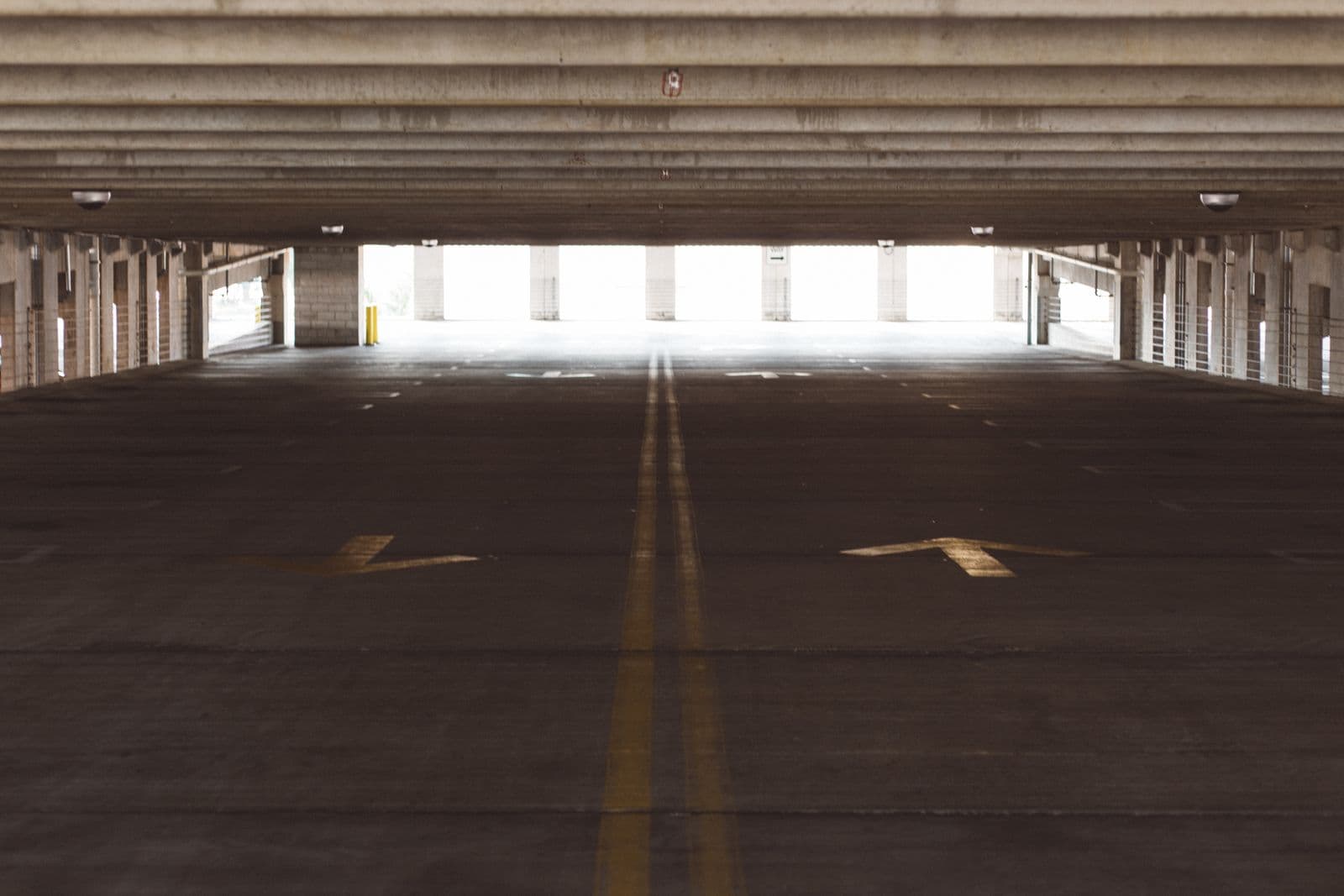 Parking d'entreprise où plusieurs véhicules professionnels sont garés