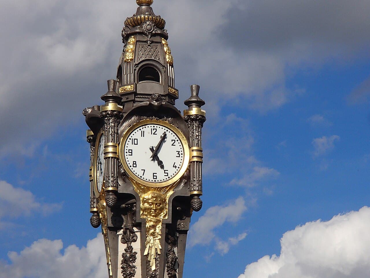 L'horloge monumentale de la place Vauboin, à Tassin-la-Demi-Lune